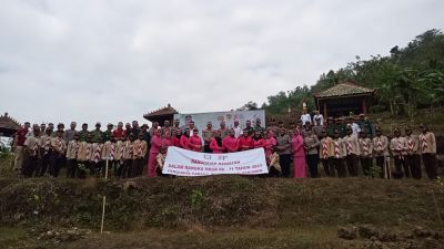 Polres Kebumen Melaksanakan Penghijauan Massal di Puranggga Park  Karanggayam Demi Pelestarian Lingkungan